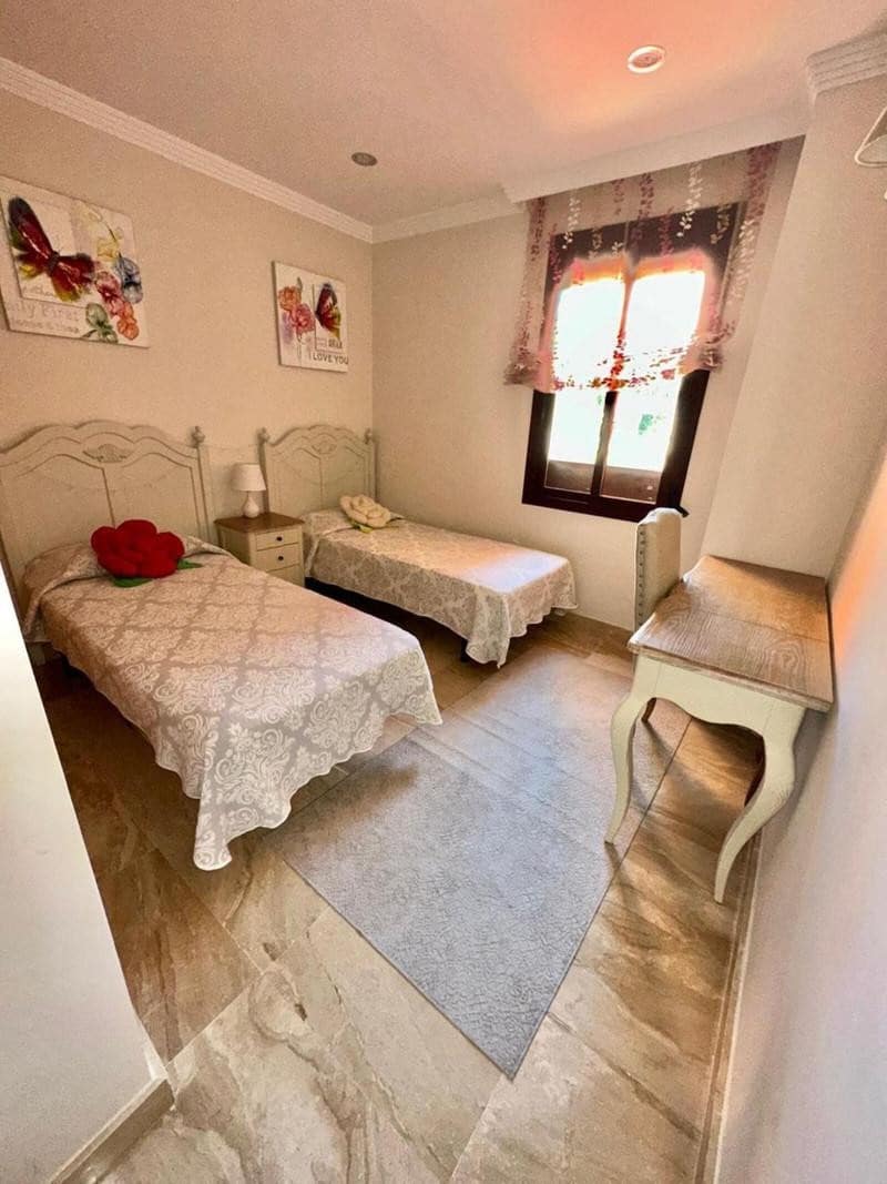 2 bedroom Apartment for rent in Estepona with pool garage - € 2,600 (Ref: 10127611)
