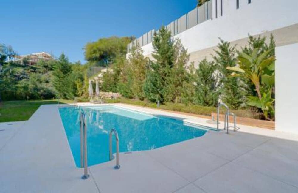 4 quarto Apartamento para arrendar em Benahavis com piscina garagem - 5 600 € (Ref: 10131085)