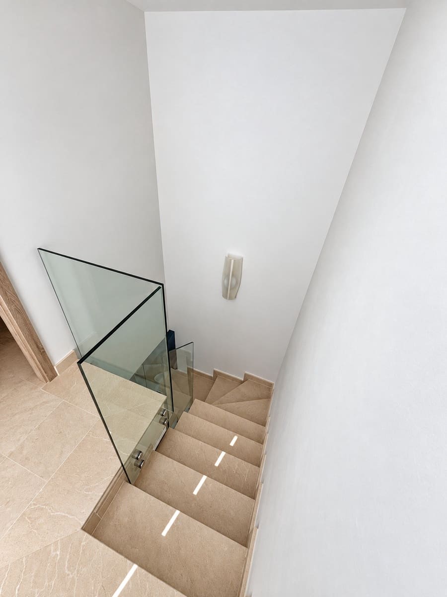 4 quarto Apartamento para arrendar em Benahavis com piscina garagem - 5 600 € (Ref: 10131085)