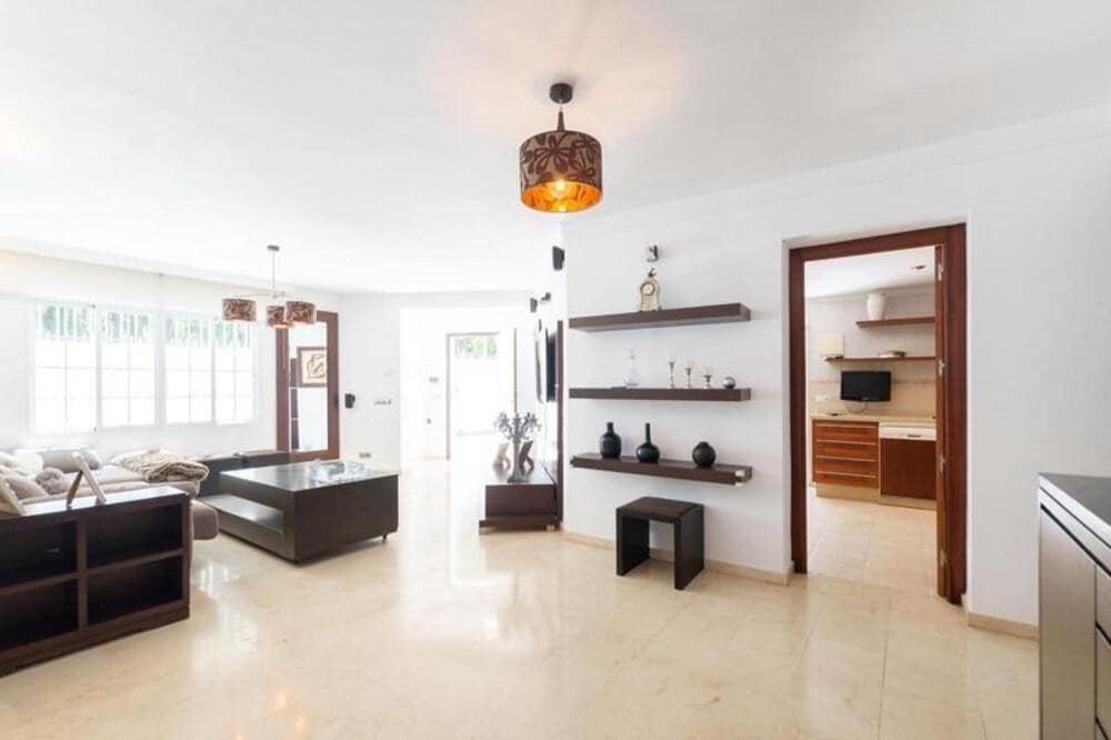 4 bedroom Villa for rent in San Pedro de Alcantara with pool garage - € 3,500 (Ref: 10131090)