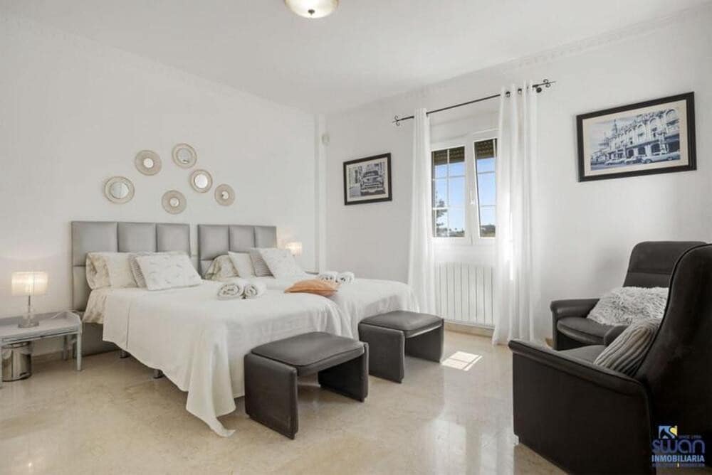 Villa/Maison de 4 chambres à louer à El Paraiso avec piscine garage - 8 000 € (Ref: 10135565)