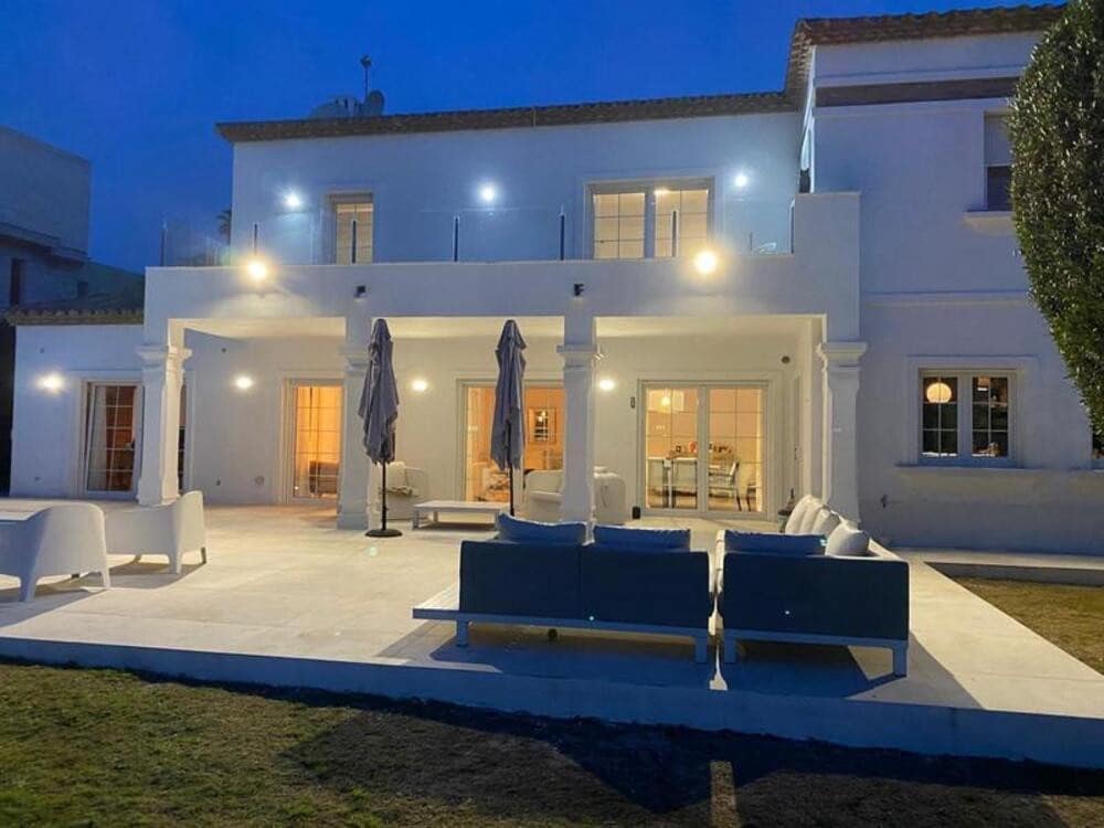 Villa/Maison de 4 chambres à louer à El Paraiso avec piscine garage - 8 000 € (Ref: 10135565)