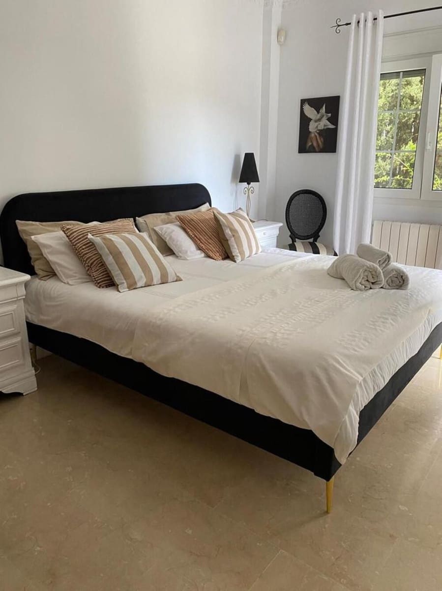 Villa/Maison de 4 chambres à louer à El Paraiso avec piscine garage - 8 000 € (Ref: 10135565)