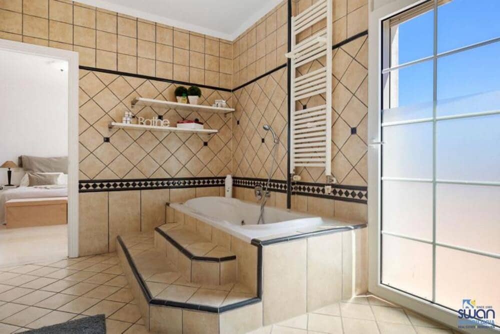 Villa/Maison de 4 chambres à louer à El Paraiso avec piscine garage - 8 000 € (Ref: 10135565)
