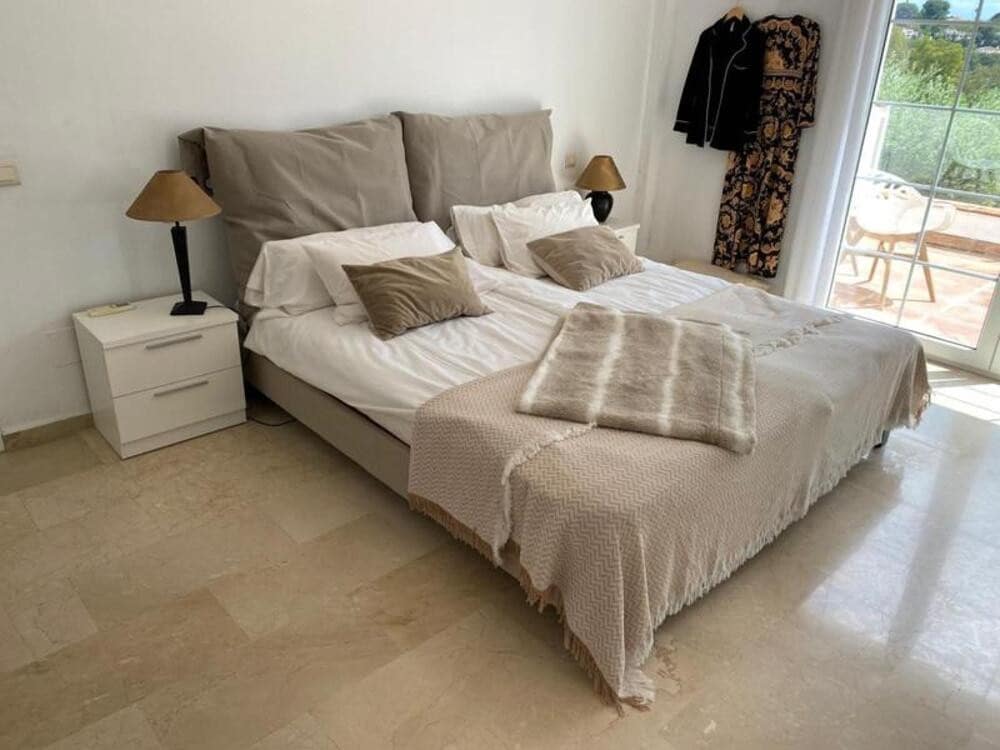 Villa/Maison de 4 chambres à louer à El Paraiso avec piscine garage - 8 000 € (Ref: 10135565)