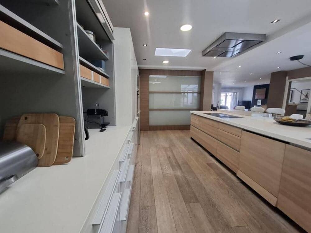 5 bedroom Villa for sale in Benahavis with pool garage - € 1,300,000 (Ref: 10139043)