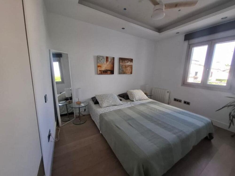 5 bedroom Villa for sale in Benahavis with pool garage - € 1,300,000 (Ref: 10139043)
