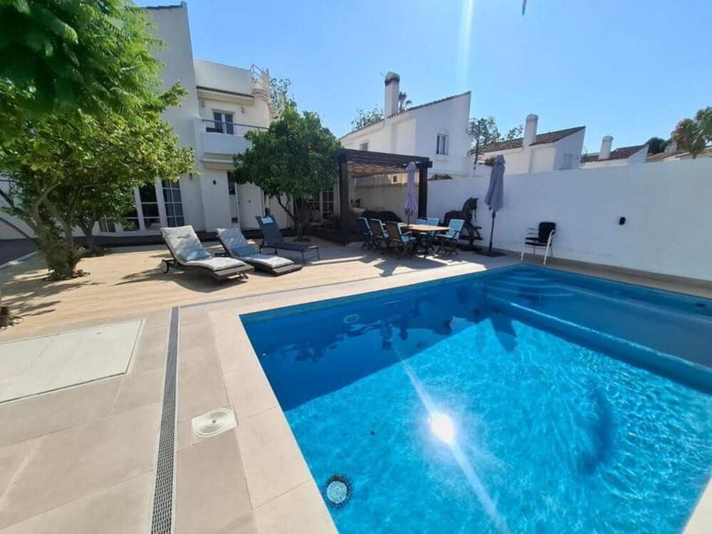 5 bedroom Villa for sale in Benahavis with pool garage - € 1,300,000 (Ref: 10139043)