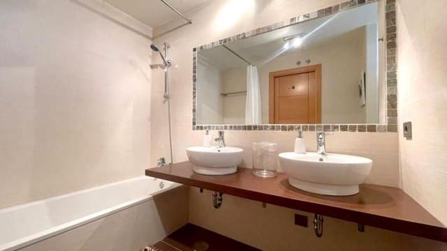 2 soveværelse Lejlighed til leje i La Concha - Resina Golf, Estepona med swimmingpool garage - € 1.900 (Ref: 10139050)