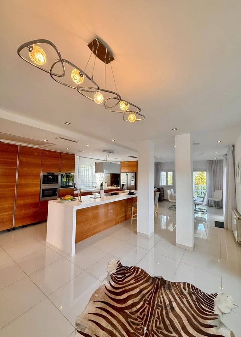 5 soveværelse Villa til leje i Estepona med swimmingpool garage - € 8.000 (Ref: 10141616)