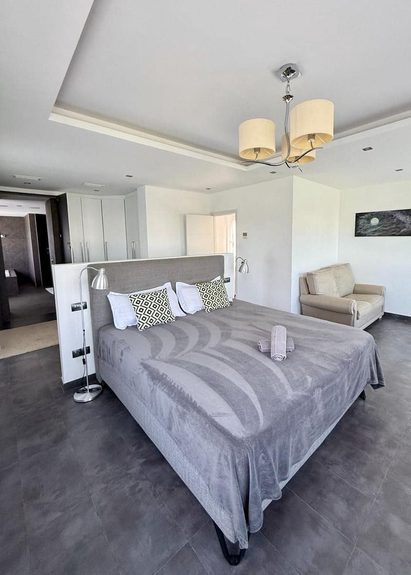 5 soveværelse Villa til leje i Estepona med swimmingpool garage - € 8.000 (Ref: 10141616)