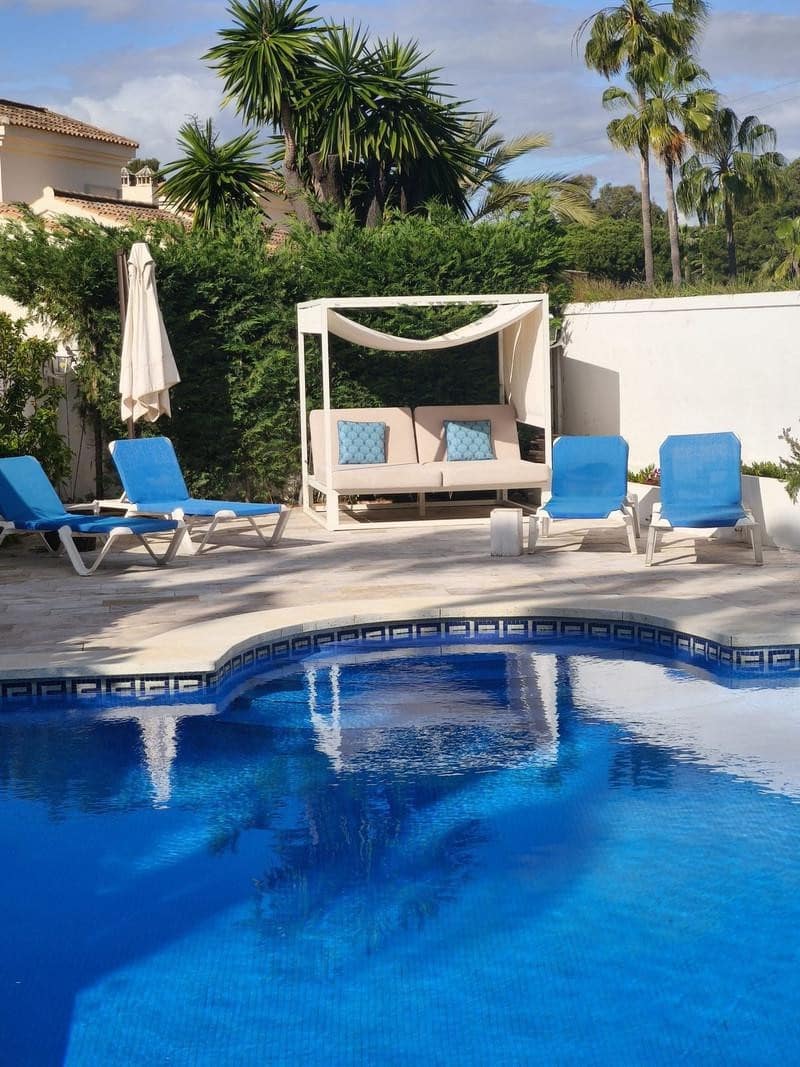 5 soveværelse Villa til leje i Estepona med swimmingpool garage - € 8.000 (Ref: 10141616)