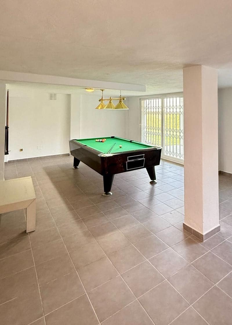 5 soveværelse Villa til leje i Estepona med swimmingpool garage - € 8.000 (Ref: 10141616)