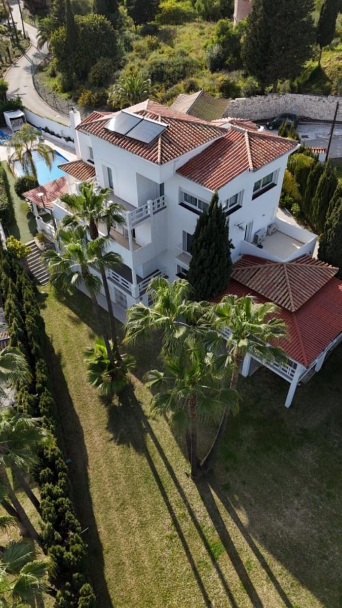 5 soveværelse Villa til leje i Estepona med swimmingpool garage - € 8.000 (Ref: 10141616)