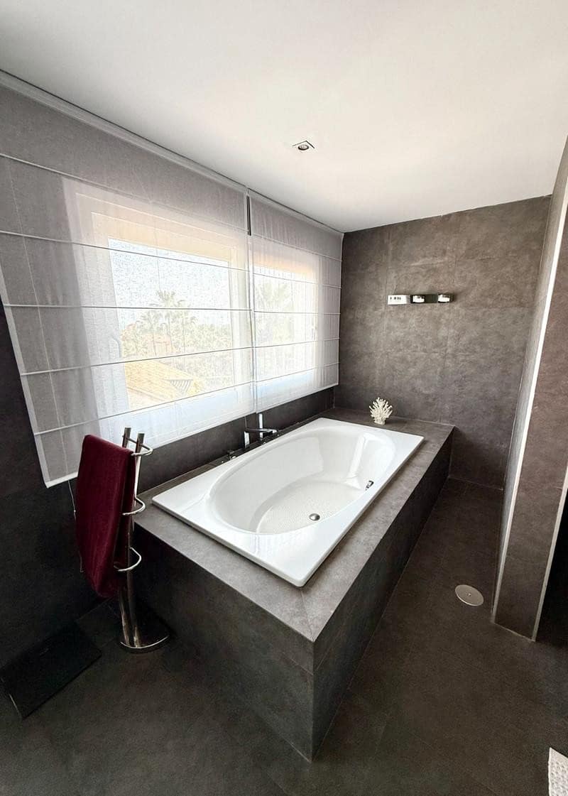 5 soveværelse Villa til leje i Estepona med swimmingpool garage - € 8.000 (Ref: 10141616)