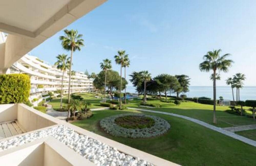 Apartamento de 2 habitaciones en Estepona en venta con piscina garaje - 1.200.000 € (Ref: 10148263)