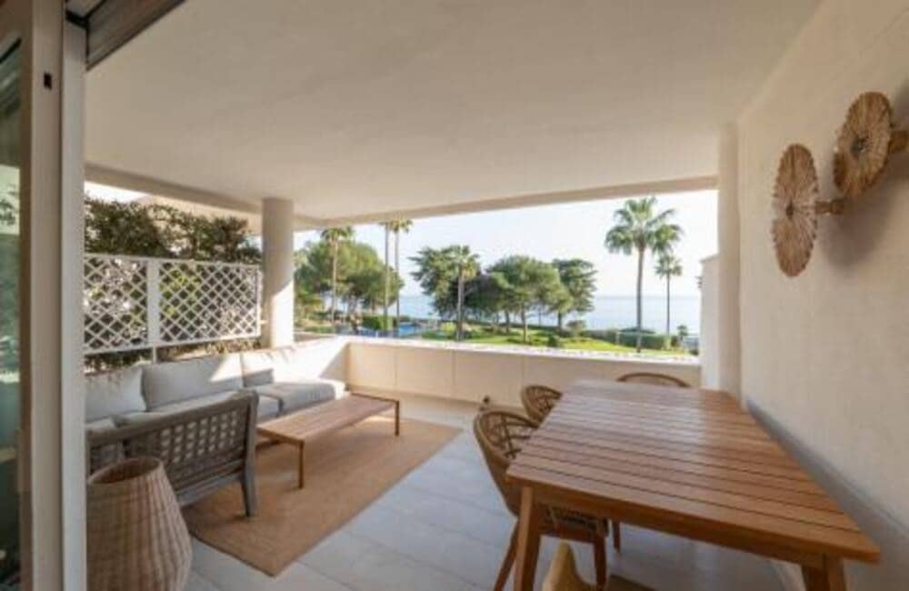 Apartamento de 2 habitaciones en Estepona en venta con piscina garaje - 1.200.000 € (Ref: 10148263)