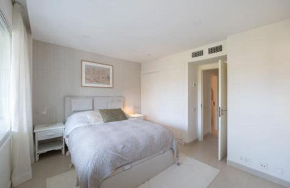 Apartamento de 2 habitaciones en Estepona en venta con piscina garaje - 1.200.000 € (Ref: 10148263)
