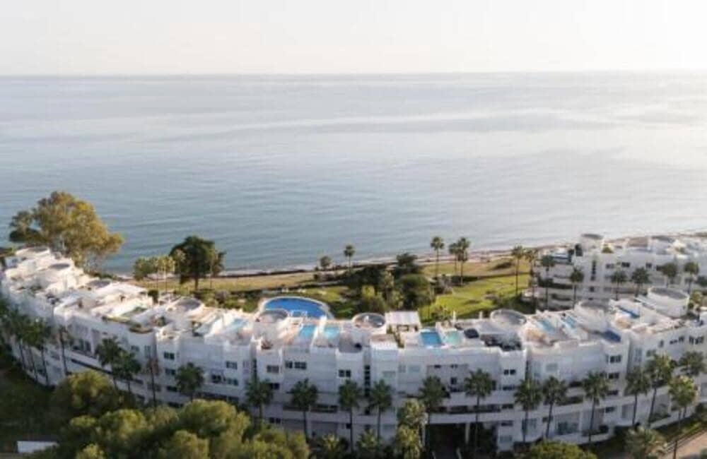 Apartamento de 2 habitaciones en Estepona en venta con piscina garaje - 1.200.000 € (Ref: 10148263)