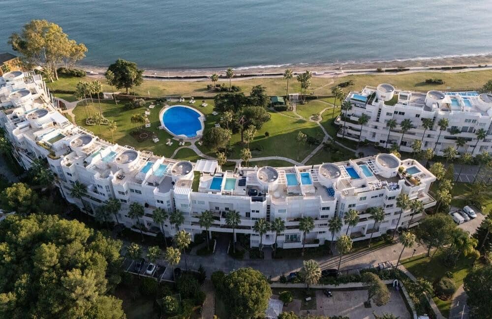 Apartamento de 2 habitaciones en Estepona en venta con piscina garaje - 1.200.000 € (Ref: 10148263)