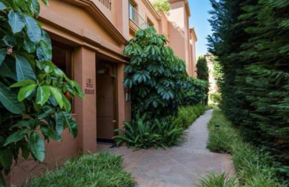 3 Zimmer Apartment zu vermieten in Benahavis mit Pool Garage - 3.500 € (Ref: 10154535)