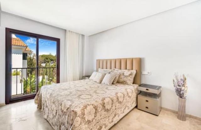2 bedroom Apartment for rent in Lomas De Marbella, Marbella with pool garage - € 3,500 (Ref: 10154538)