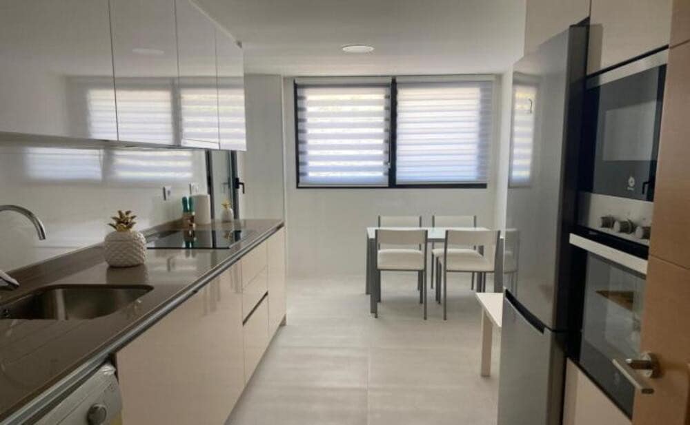3 soverom Leilighet til leie i Marbella med svømmebasseng garasje - € 3 300 (Ref: 10160868)