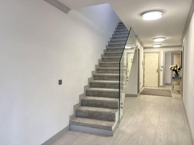 3 quarto Penthouse para arrendar em El Paraiso, Estepona - 3 500 € (Ref: 10160873)