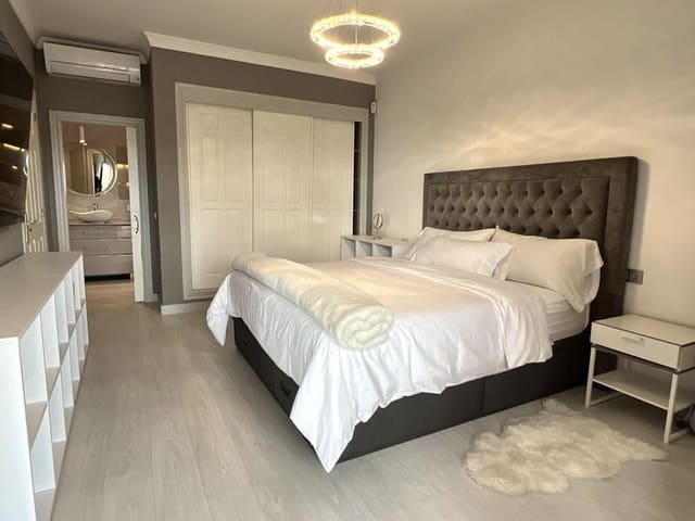 3 quarto Penthouse para arrendar em El Paraiso, Estepona - 3 500 € (Ref: 10160873)