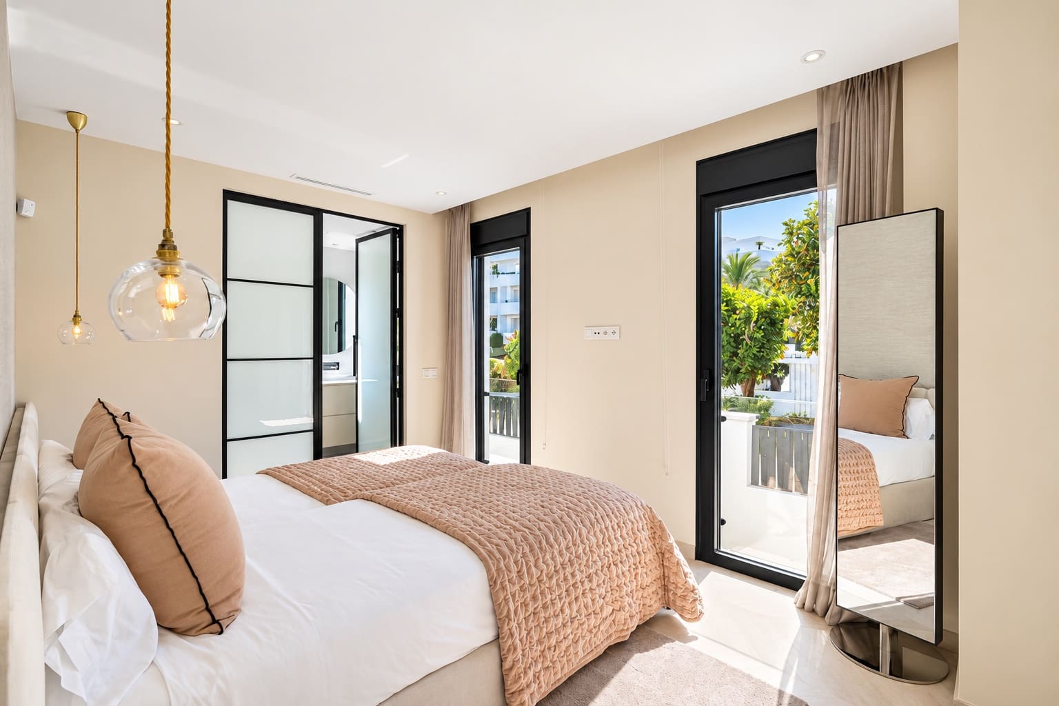 4 bedroom Villa for rent in Marbella with pool garage - € 16,000 (Ref: 10164070)