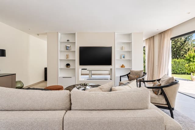 4 soveværelse Villa til leje i Las Brisas, Marbella med swimmingpool garage - € 16.000 (Ref: 10164070)