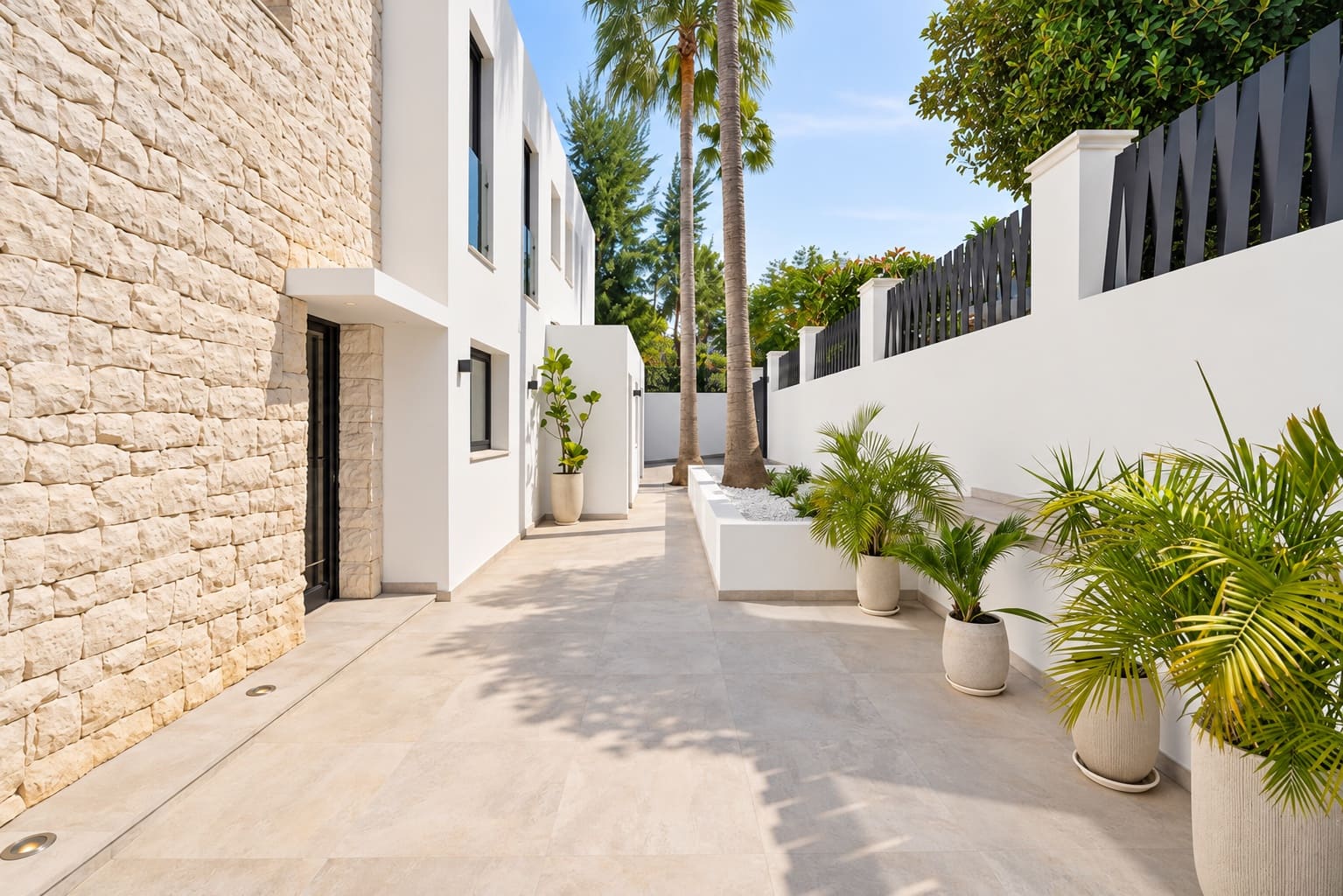 4 bedroom Villa for rent in Marbella with pool garage - € 16,000 (Ref: 10164070)