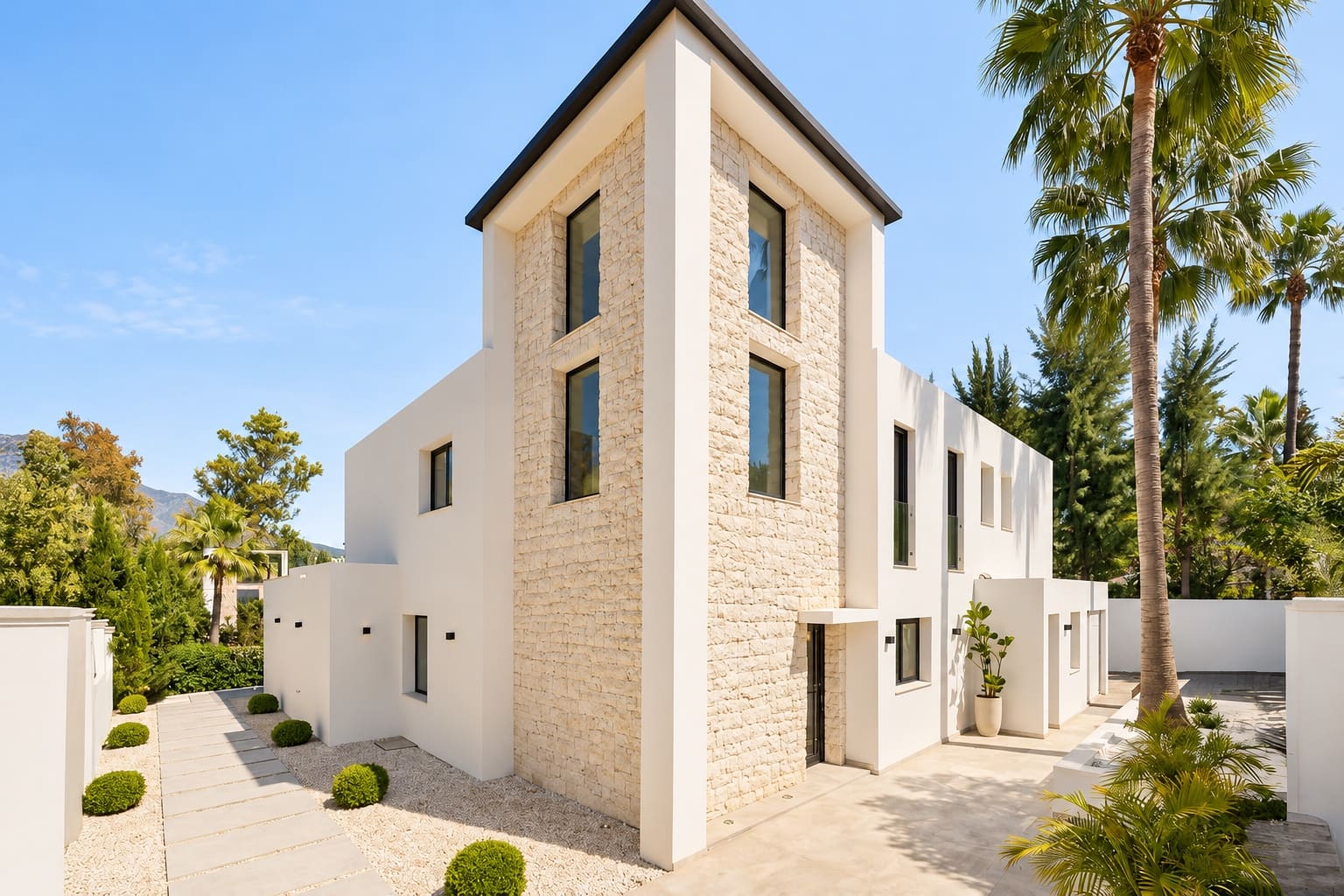 4 bedroom Villa for rent in Marbella with pool garage - € 16,000 (Ref: 10164070)