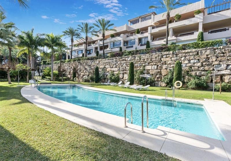 Apartamento de 3 habitaciones en El Paraiso en alquiler con piscina garaje - 3.500 € (Ref: 10164073)