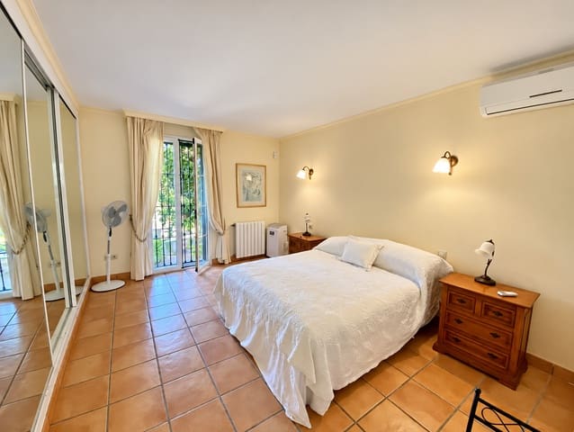 3 sypialnia Willa na sprzedaż w Las Lomas, Estepona z basenem garażem - 995 000 € (Ref: 10164074)