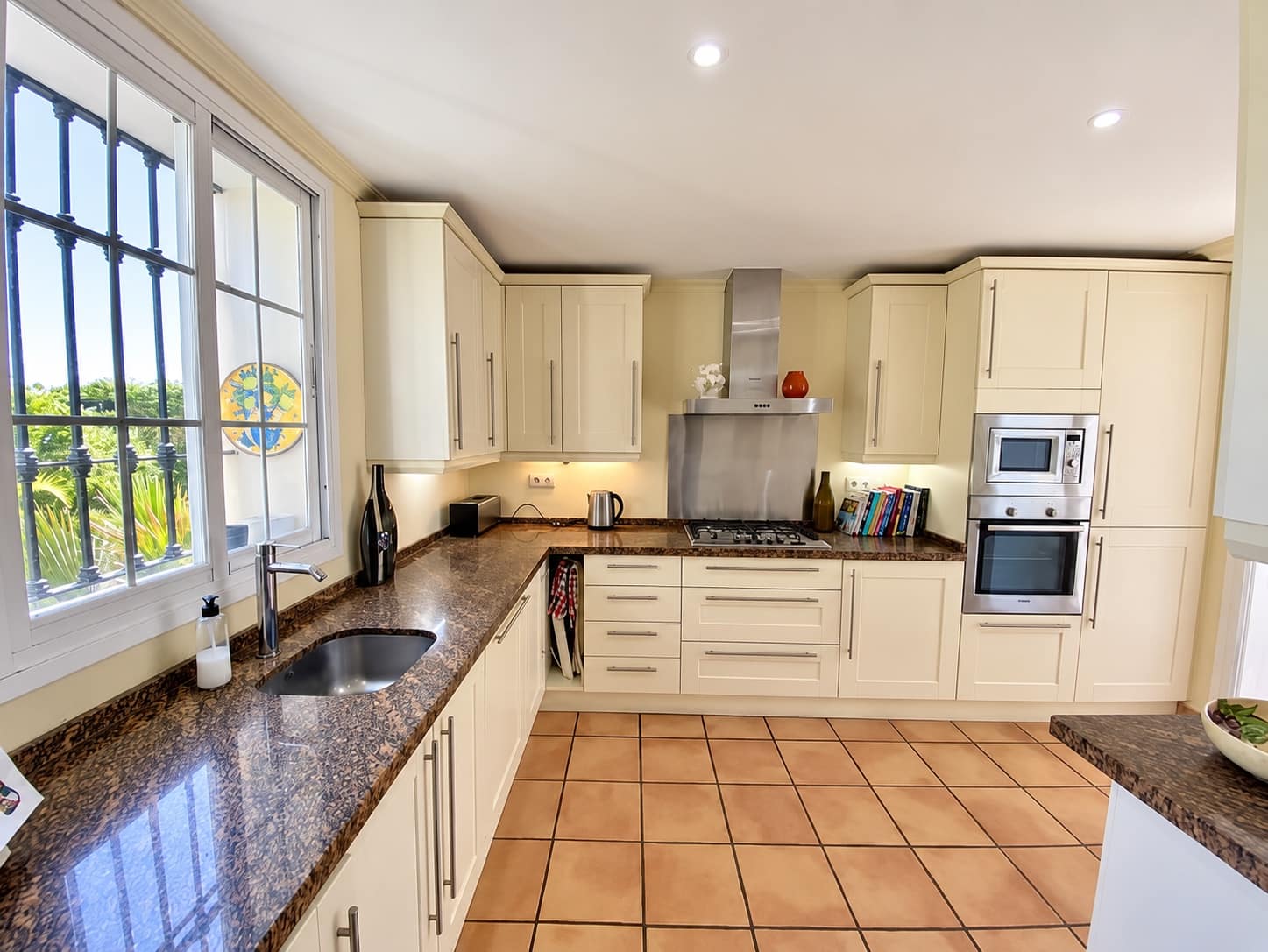 3 bedroom Villa for sale in Estepona with pool garage - € 995,000 (Ref: 10164074)