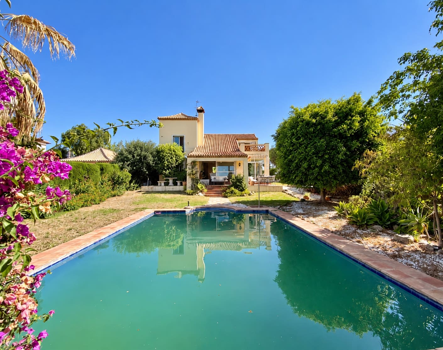 3 bedroom Villa for sale in Estepona with pool garage - € 995,000 (Ref: 10164074)
