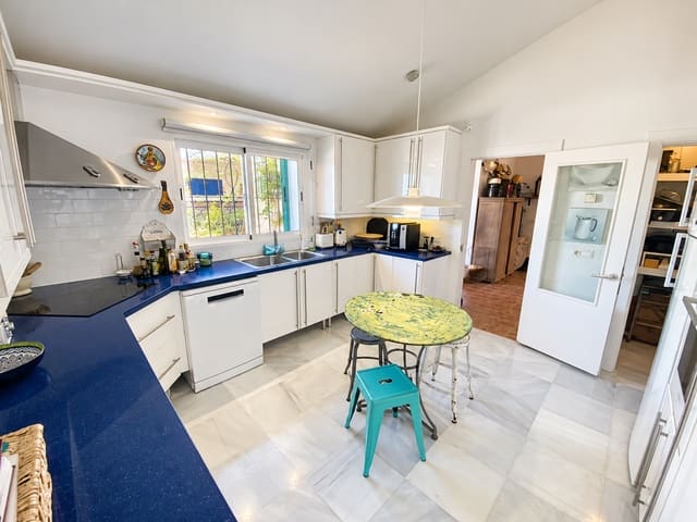 4 soverom Villa til salgs i Las Lomas, Estepona med svømmebasseng garasje - € 1 295 000 (Ref: 10164075)