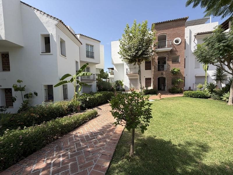 3 Zimmer Apartment zu vermieten in Benahavis mit Pool Garage - 2.300 € (Ref: 10166010)