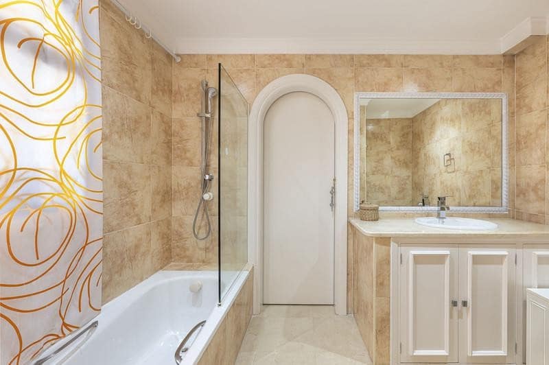 4 Zimmer Villa zu vermieten in Marbella mit Pool Garage - 7.500 € (Ref: 10168087)