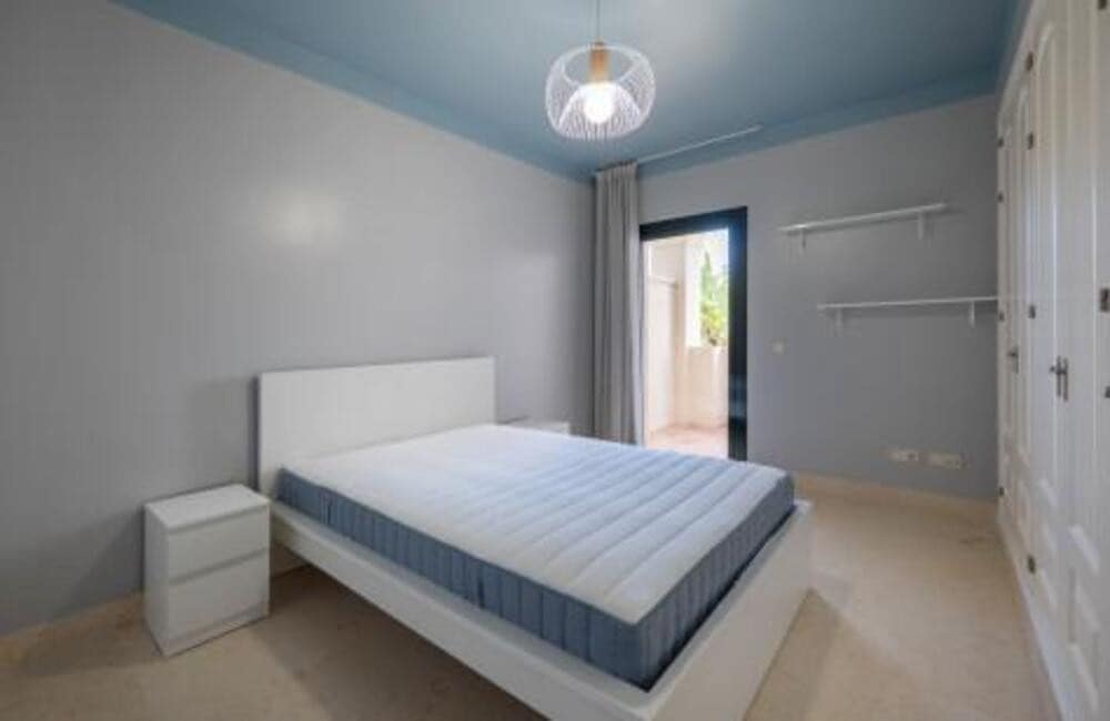 2 sovrum Lägenhet att hyra i Benahavis med pool garage - 2 600 € (Ref: 10168089)