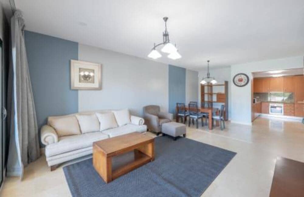 2 sovrum Lägenhet att hyra i Benahavis med pool garage - 2 600 € (Ref: 10168089)
