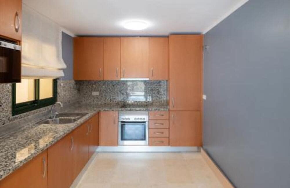 2 sovrum Lägenhet att hyra i Benahavis med pool garage - 2 600 € (Ref: 10168089)