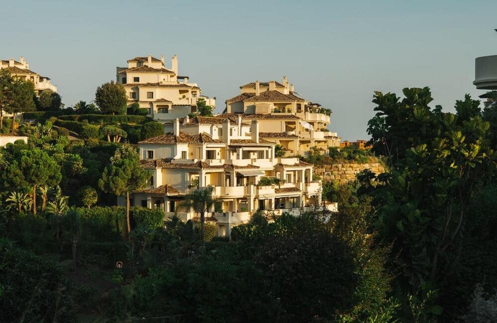 2 sovrum Lägenhet att hyra i Benahavis med pool garage - 2 600 € (Ref: 10168089)