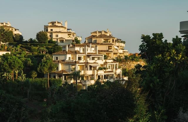 2 sovrum Lägenhet att hyra i Los Arqueros - Puerto del Almendro, Benahavís med pool garage - 2 600 € (Ref: 10168089)