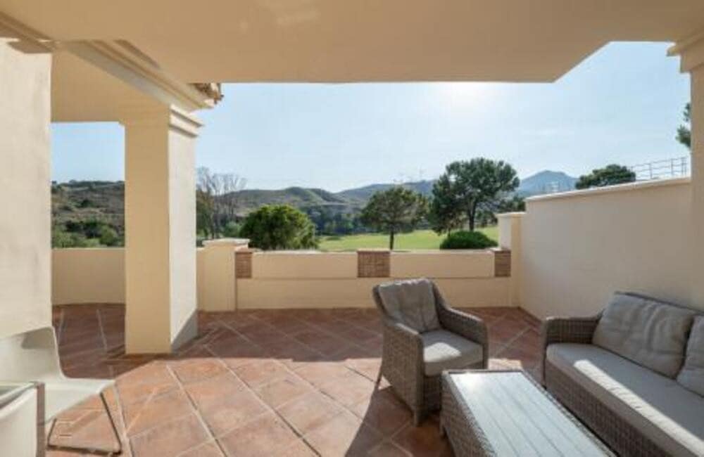 2 sovrum Lägenhet att hyra i Benahavis med pool garage - 2 600 € (Ref: 10168089)