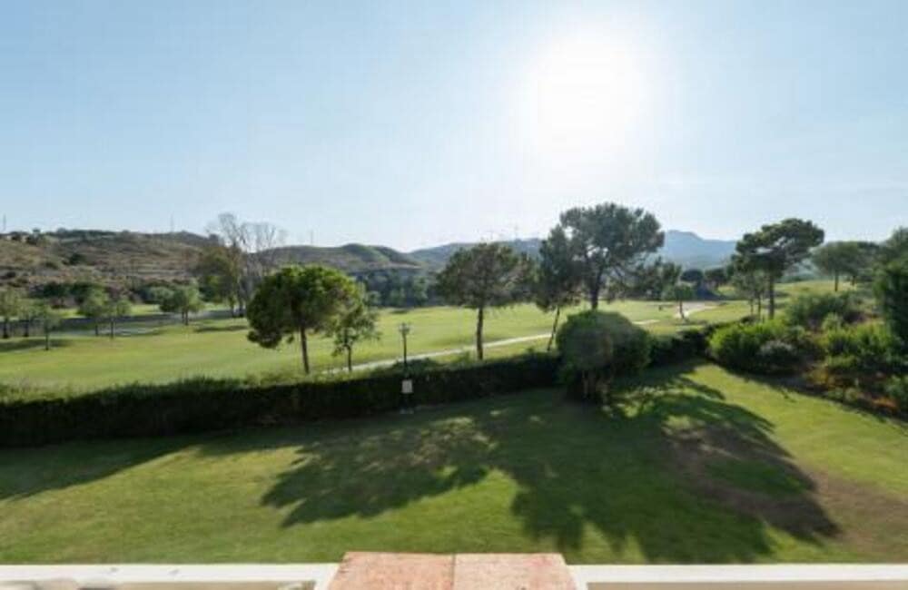 2 sovrum Lägenhet att hyra i Benahavis med pool garage - 2 600 € (Ref: 10168089)