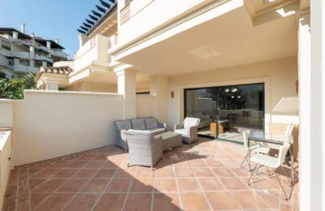 2 sovrum Lägenhet att hyra i Los Arqueros - Puerto del Almendro, Benahavís med pool garage - 2 600 € (Ref: 10168089)
