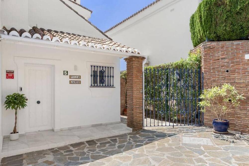 3 soverom Kjedet enebolig til salgs i El Chaparral med svømmebasseng garasje - € 875 000 (Ref: 10170480)