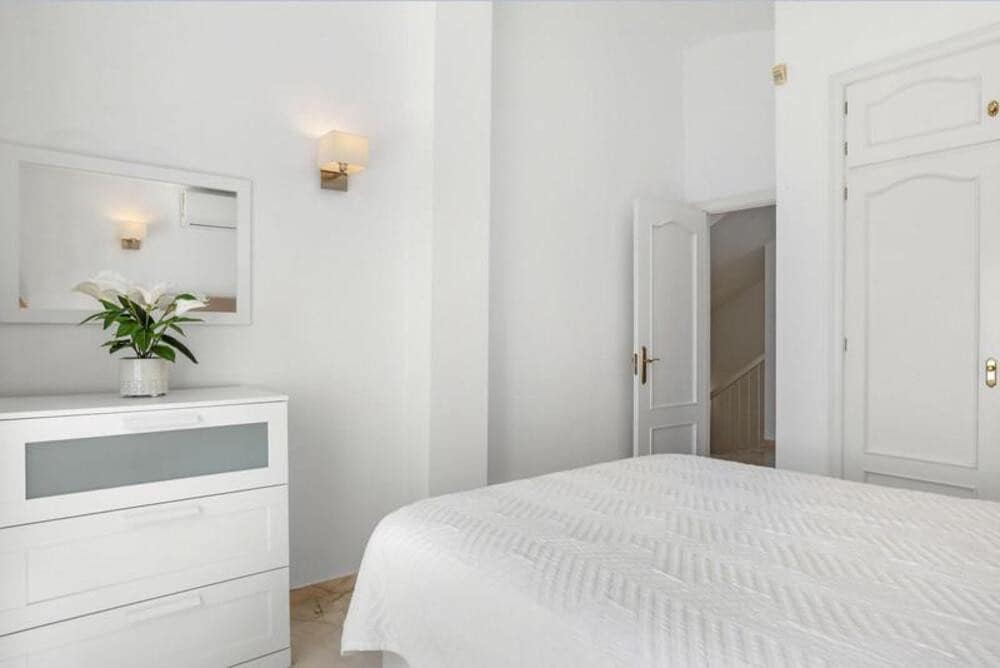 3 soverom Kjedet enebolig til salgs i El Chaparral med svømmebasseng garasje - € 875 000 (Ref: 10170480)